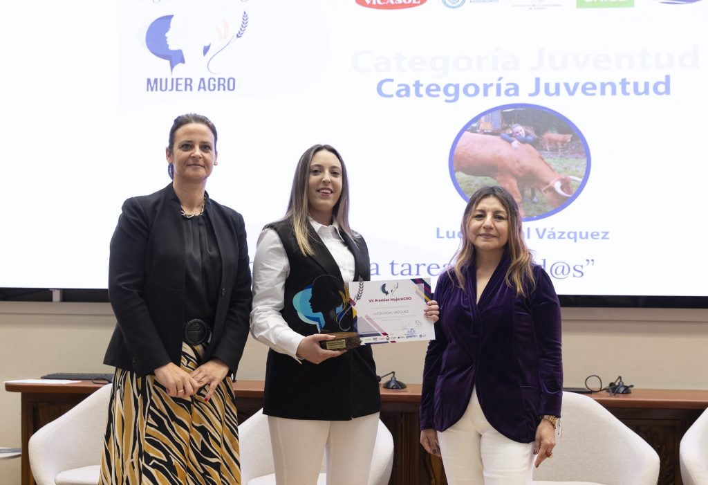 Entrega el premio 
Gissele Falcón Haro, directora de Siete Agromarketing junto con 
Ruth Barroso Pérez, directora de Negocio de la Dirección Territorial Centro de Cajamar Caja Rural.